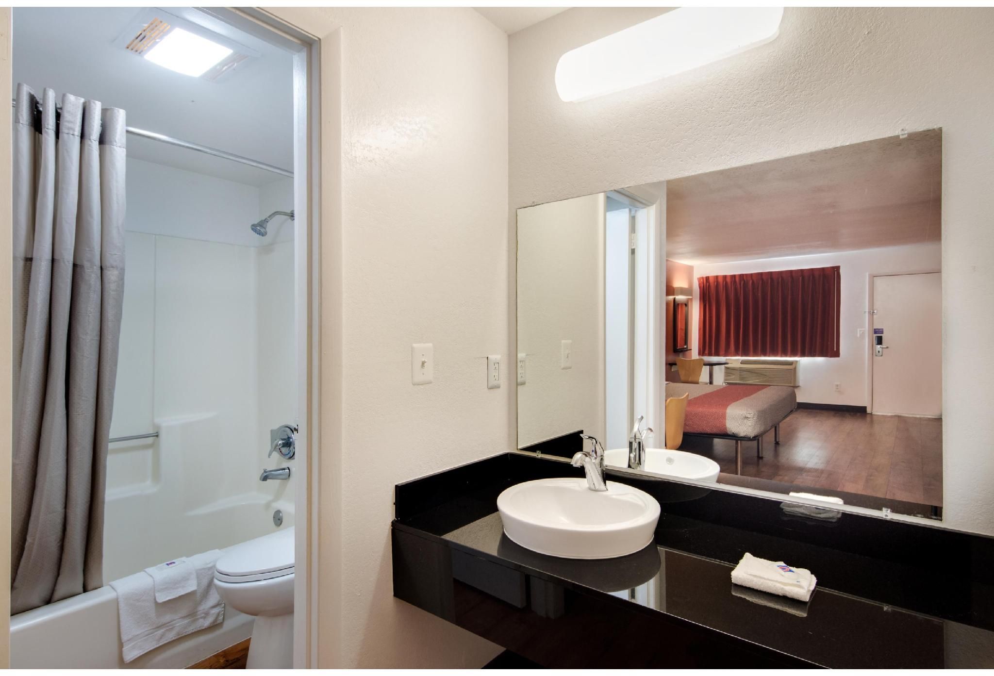 Motel6 Bremen, GA 1 KING BED | MOB ACCESS TUB NSMK MINIFRIDG 3
