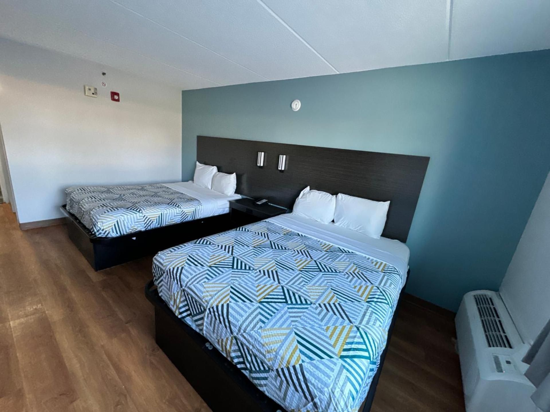 Motel 6 East Syracuse, NY - Airport Queen Room with Two Queen Beds - Smoking 2