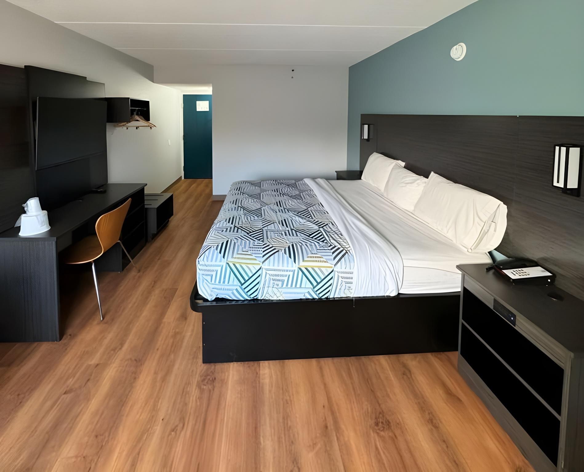 1 King Bed | Mobility Accessible RI Shower Nsmk