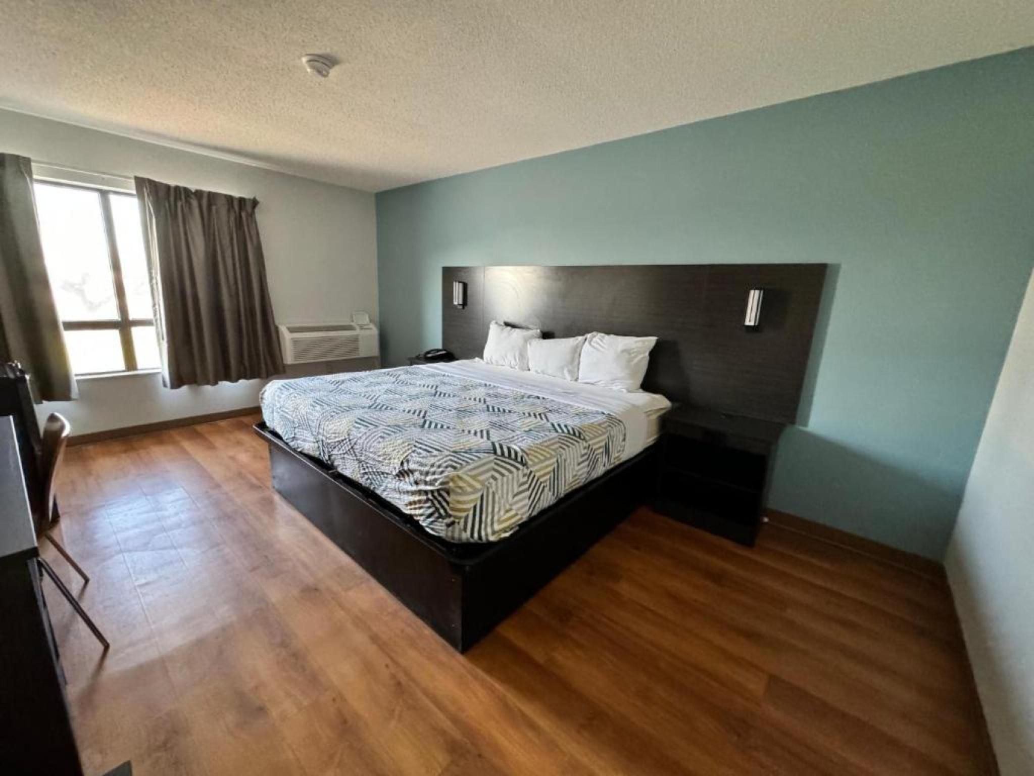 Motel 6 East Syracuse, NY - Airport 1 King Bed | Non-Smoking 2