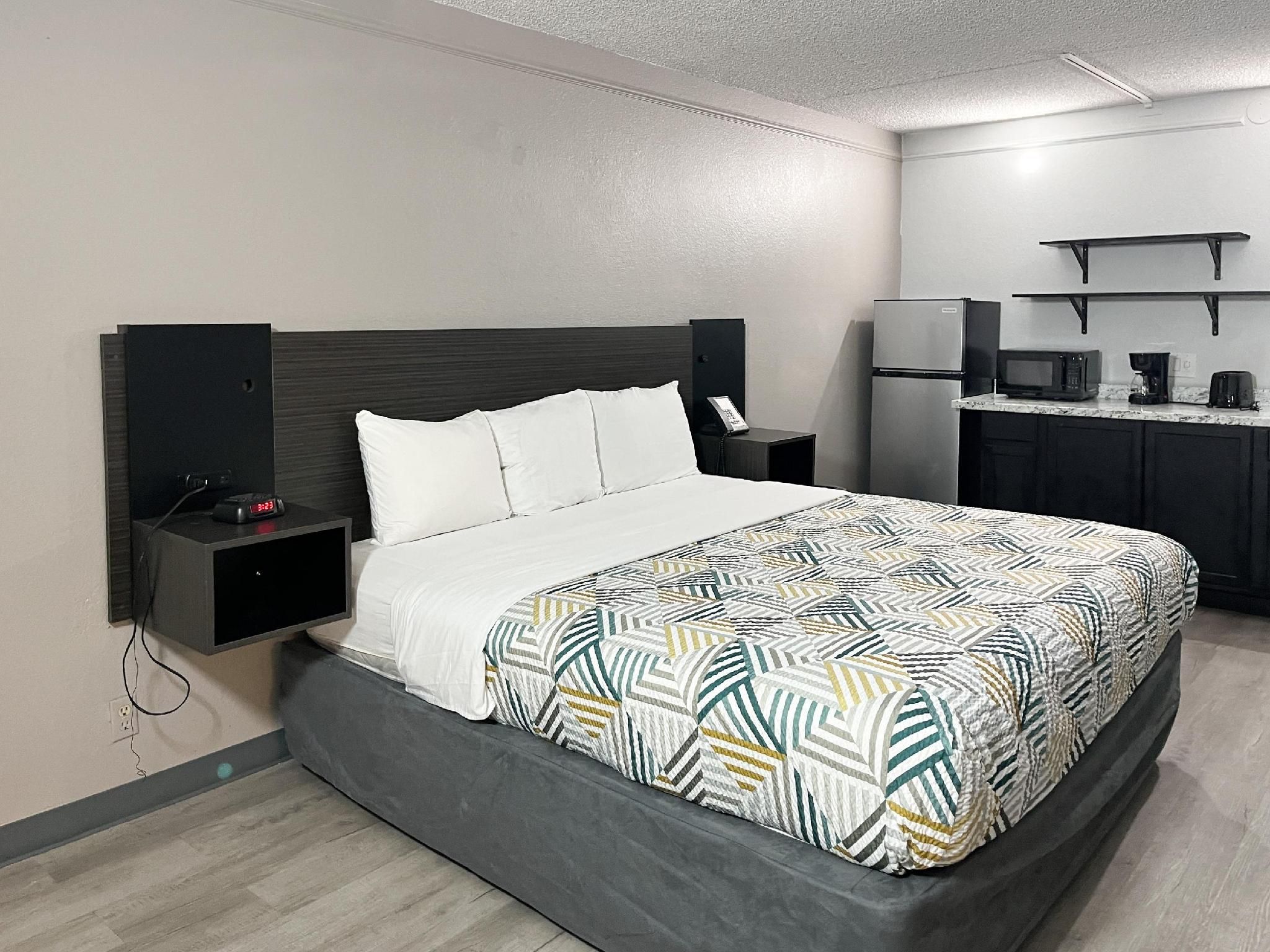 Studio 6  Suites East Syracuse, NY - Airport 1 King Bed | Suite, Non-Smoking, Micfridge