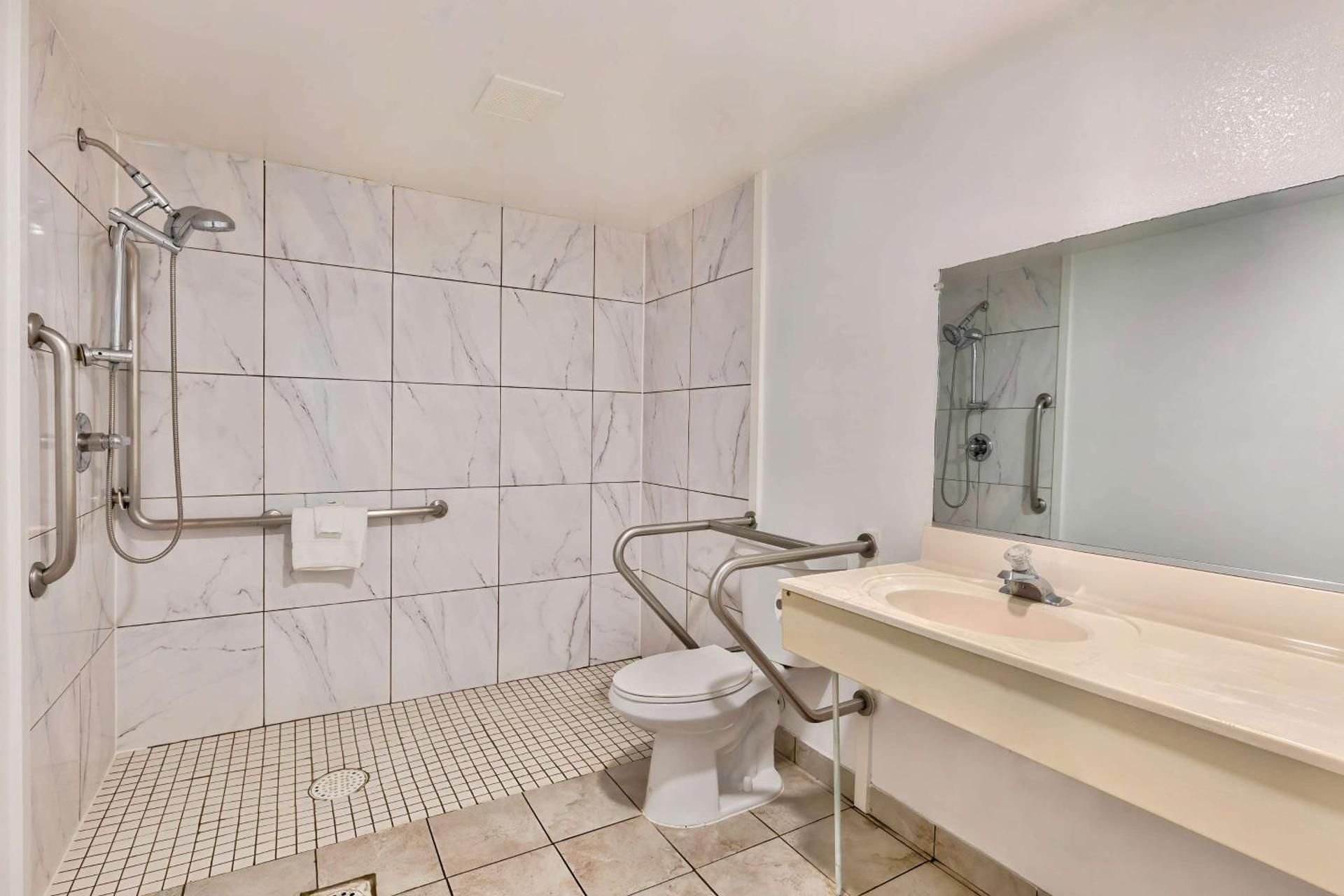 Motel 6 Falls Church, VA - Arlington Boulevard Quadruple Room - Disability Access - Non-Smoking 3