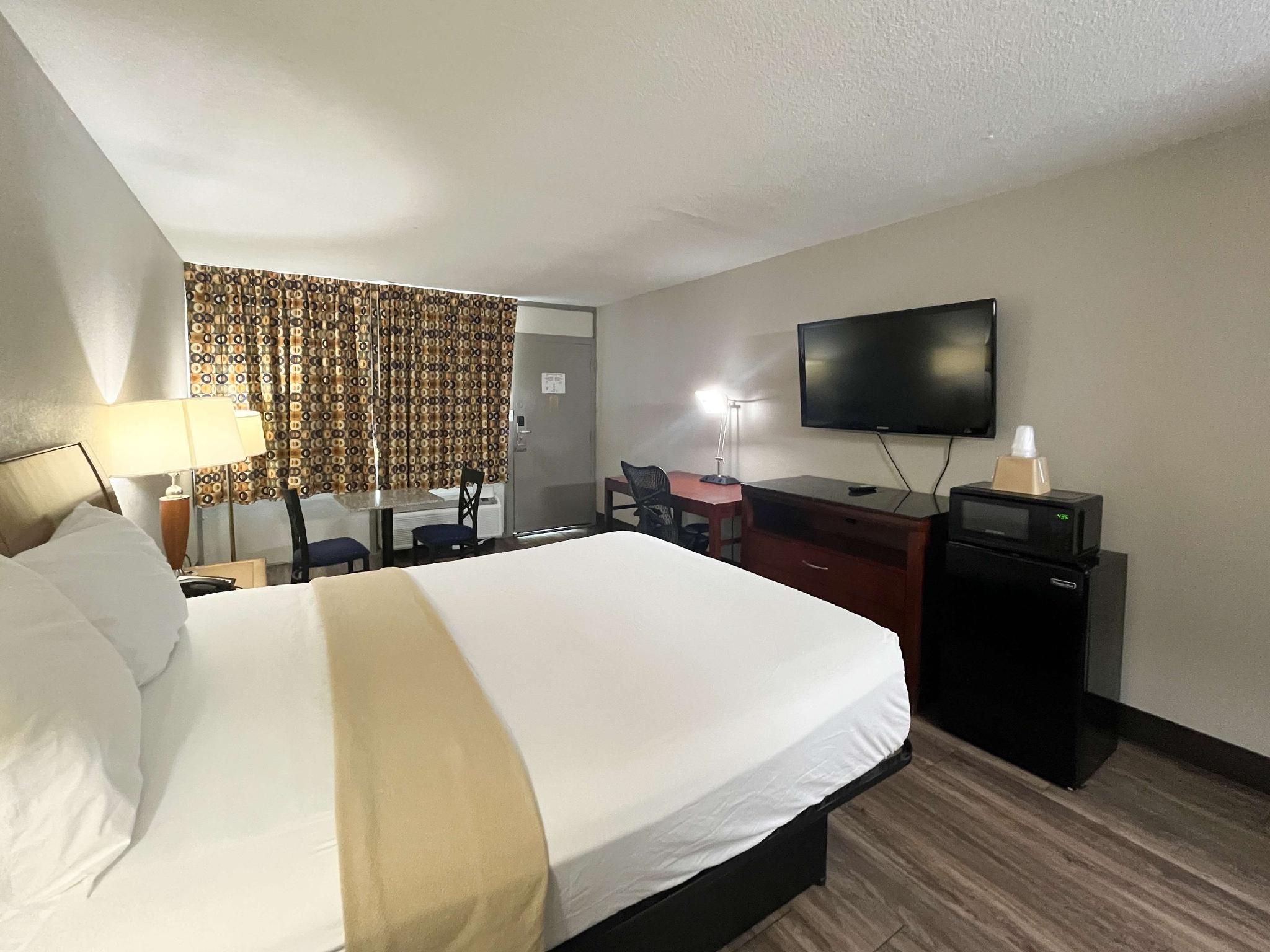 Motel 6 Raleigh, NC – Downtown South 1 Full Bed | Non-Smoking