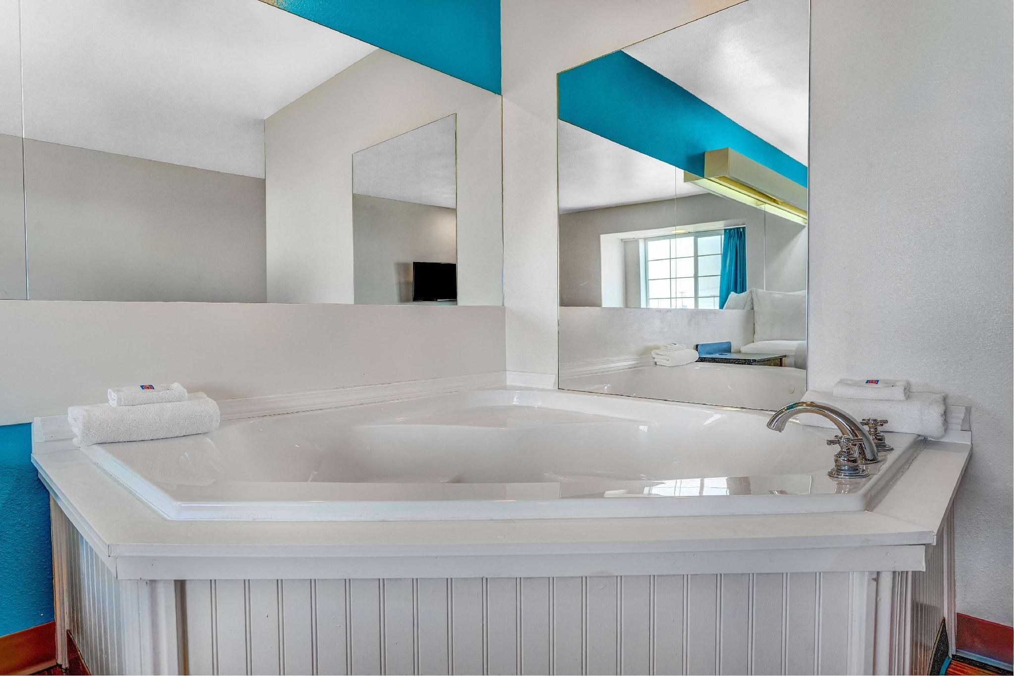 Motel 6 Idaho Falls, ID - Snake River 1 Queen Bed | Suite, Nsmk, Hot Tub, Micfridge 3