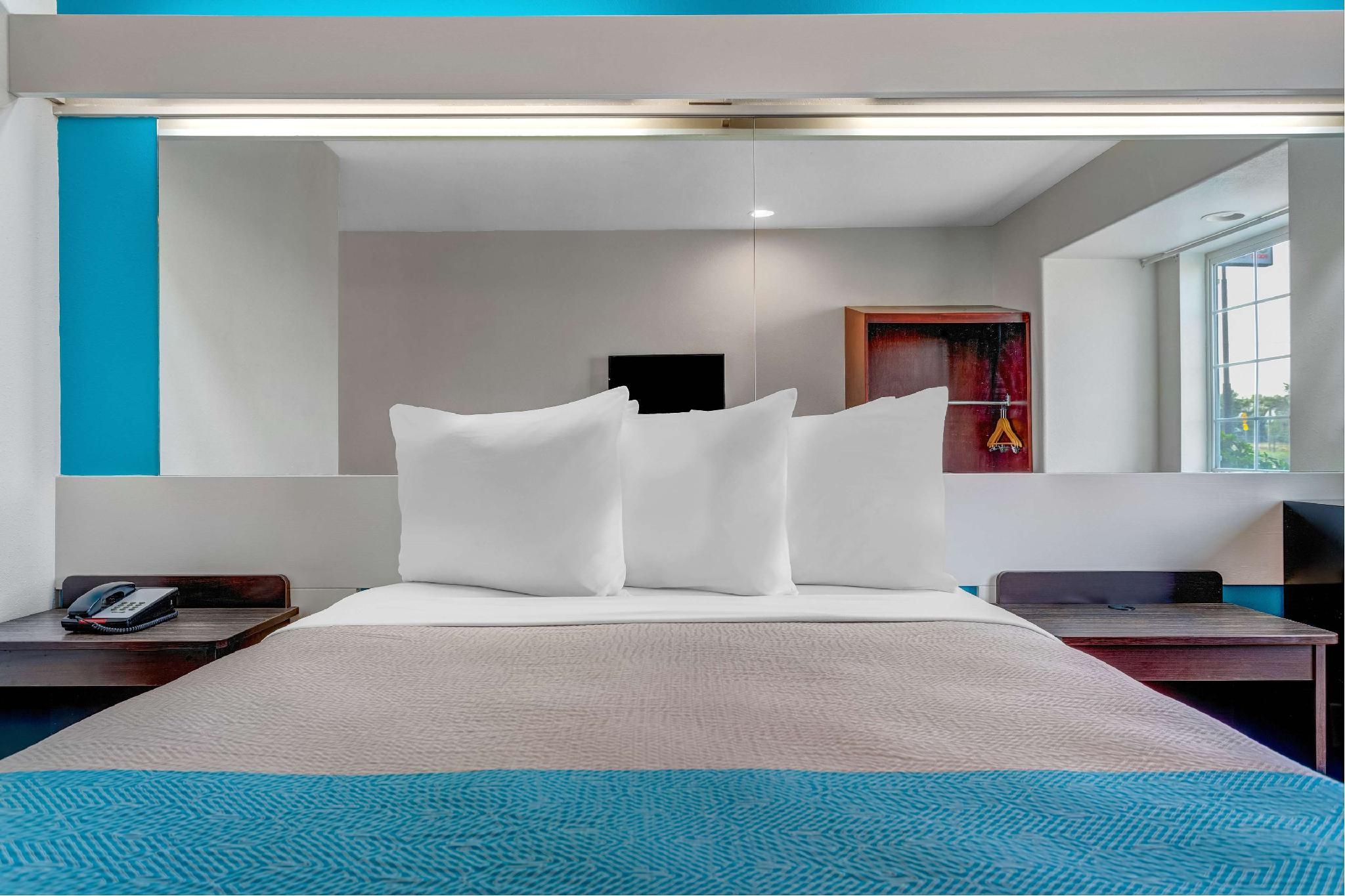 1 Queen Bed | ADA/RI Shower/Non-Smoking