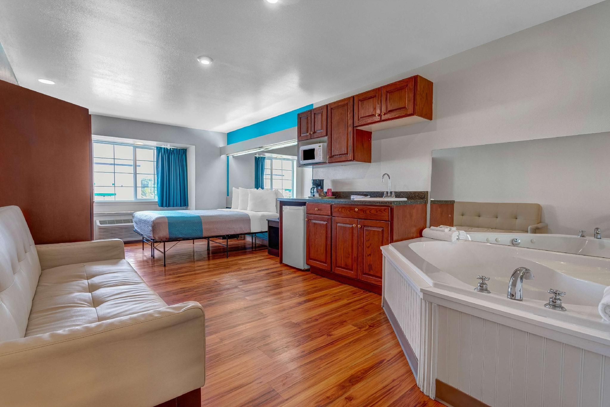 Motel 6 Idaho Falls, ID - Snake River 1 Queen Bed | Suite, Nsmk, Hot Tub, Micfridge