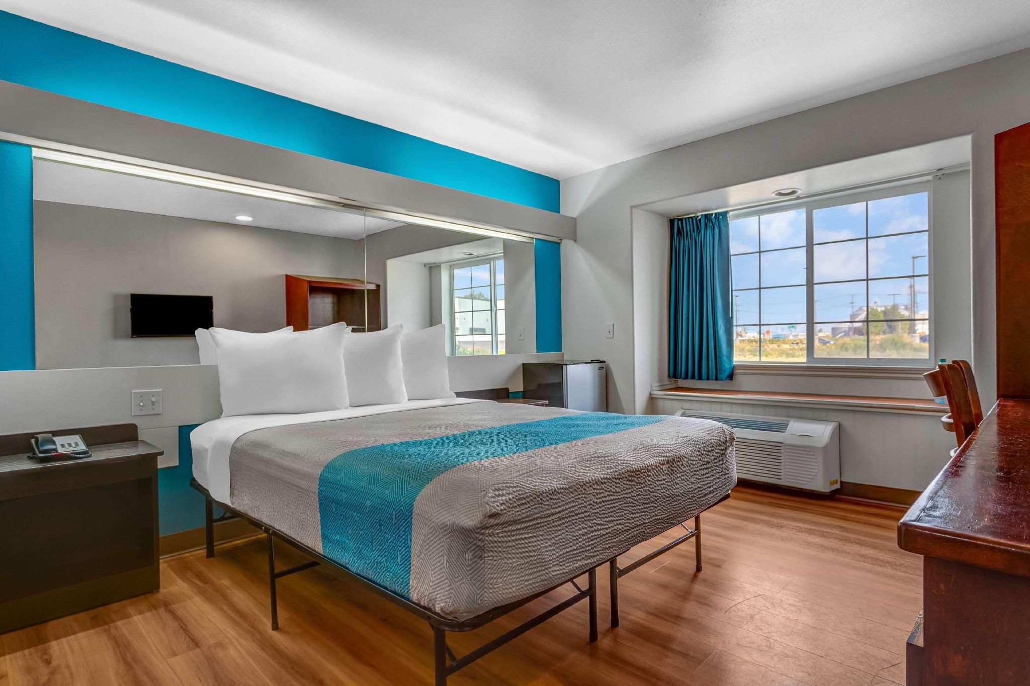 1 Queen Bed | ADA/RI Shower/Non-Smoking