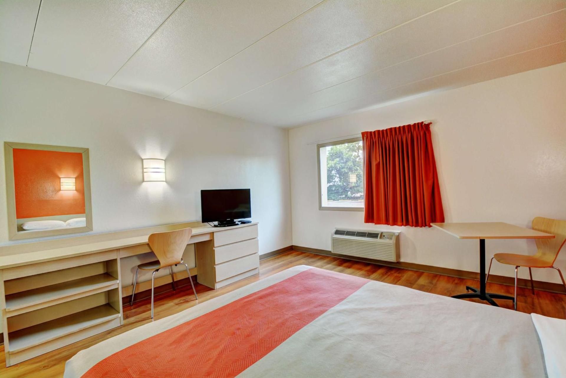 Motel6 Seekonk, MA - Providence East Queen Room - Non-Smoking 2