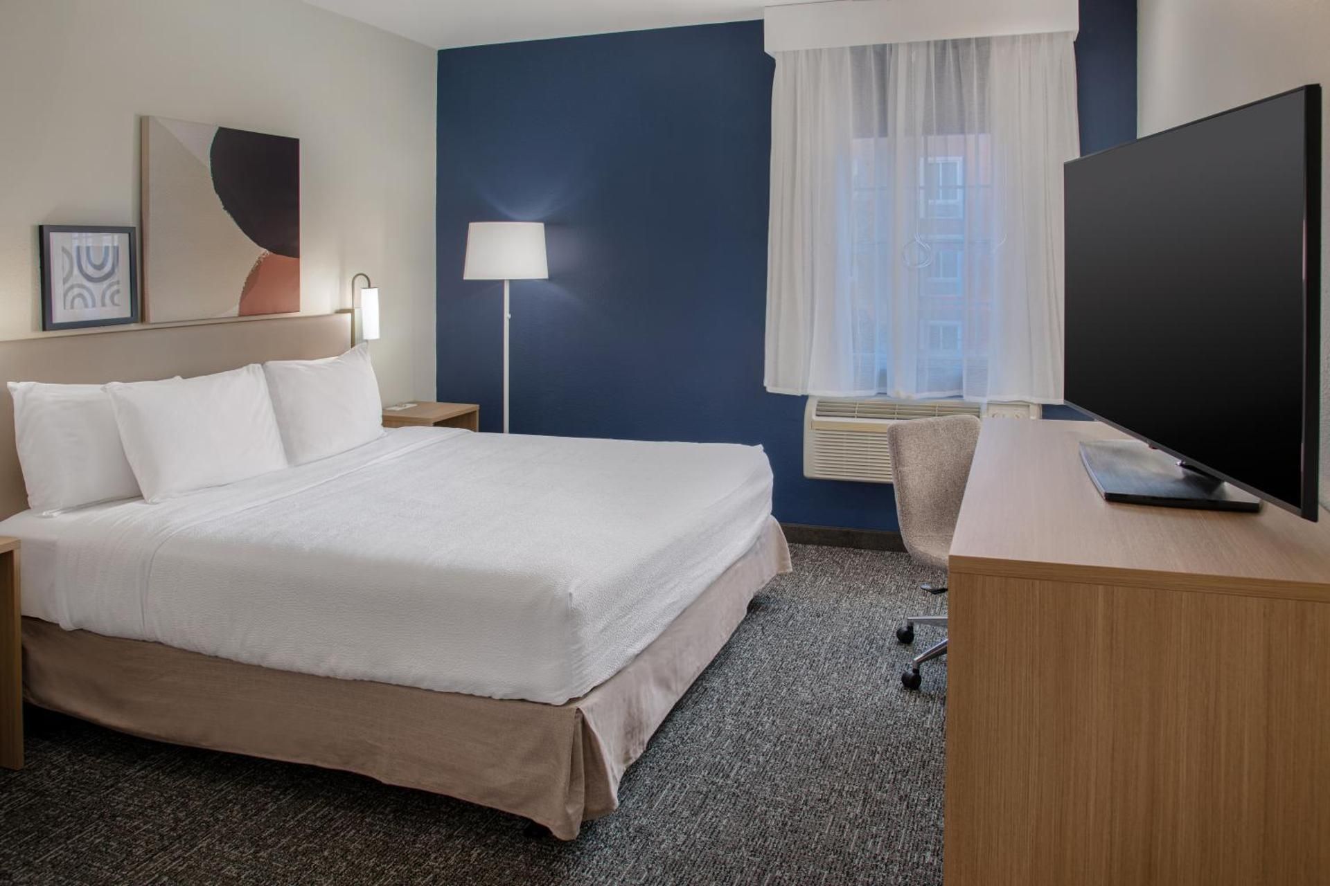 King Room with Roll-In Shower - Mobility Access