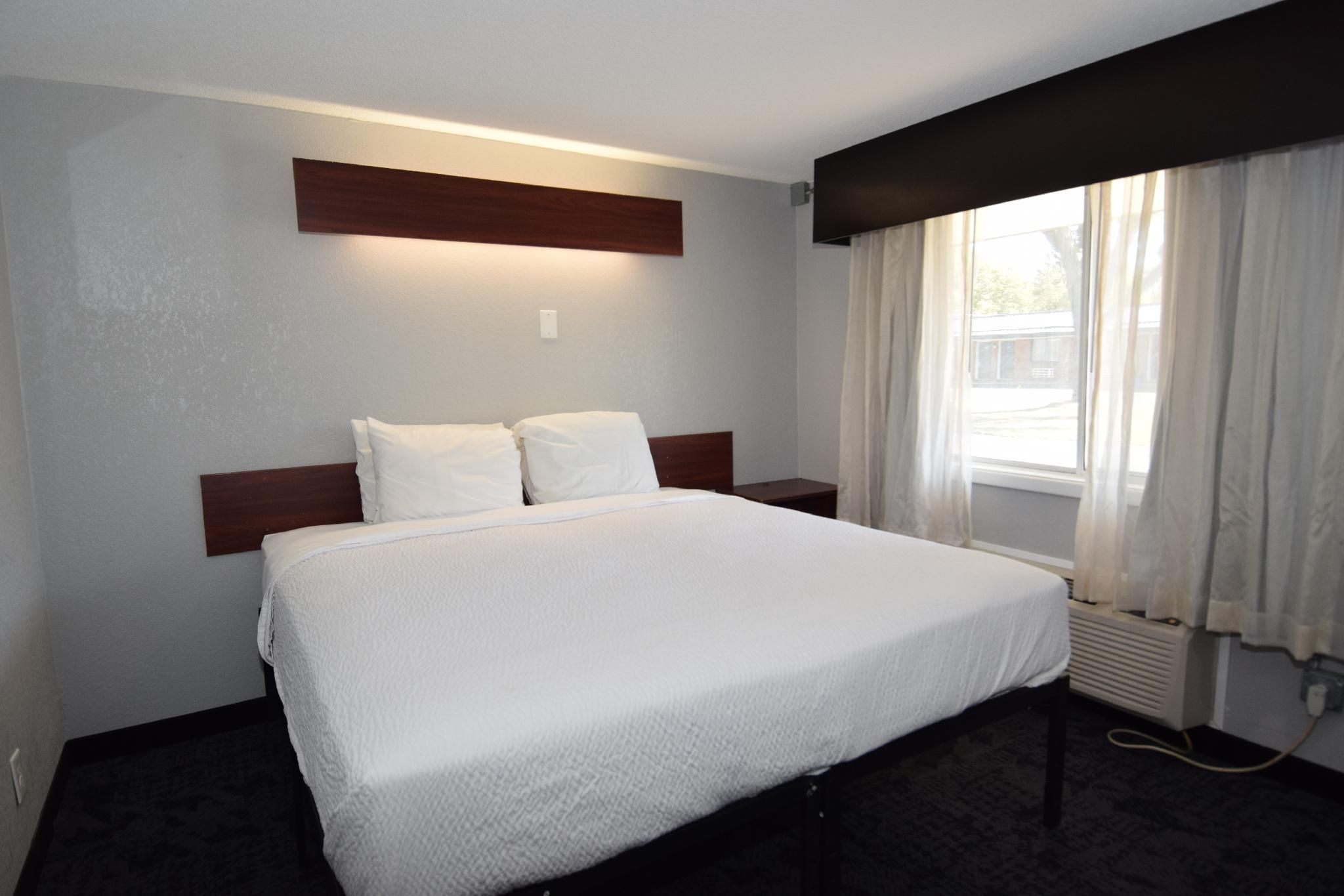 1 King Bed, Wetbar