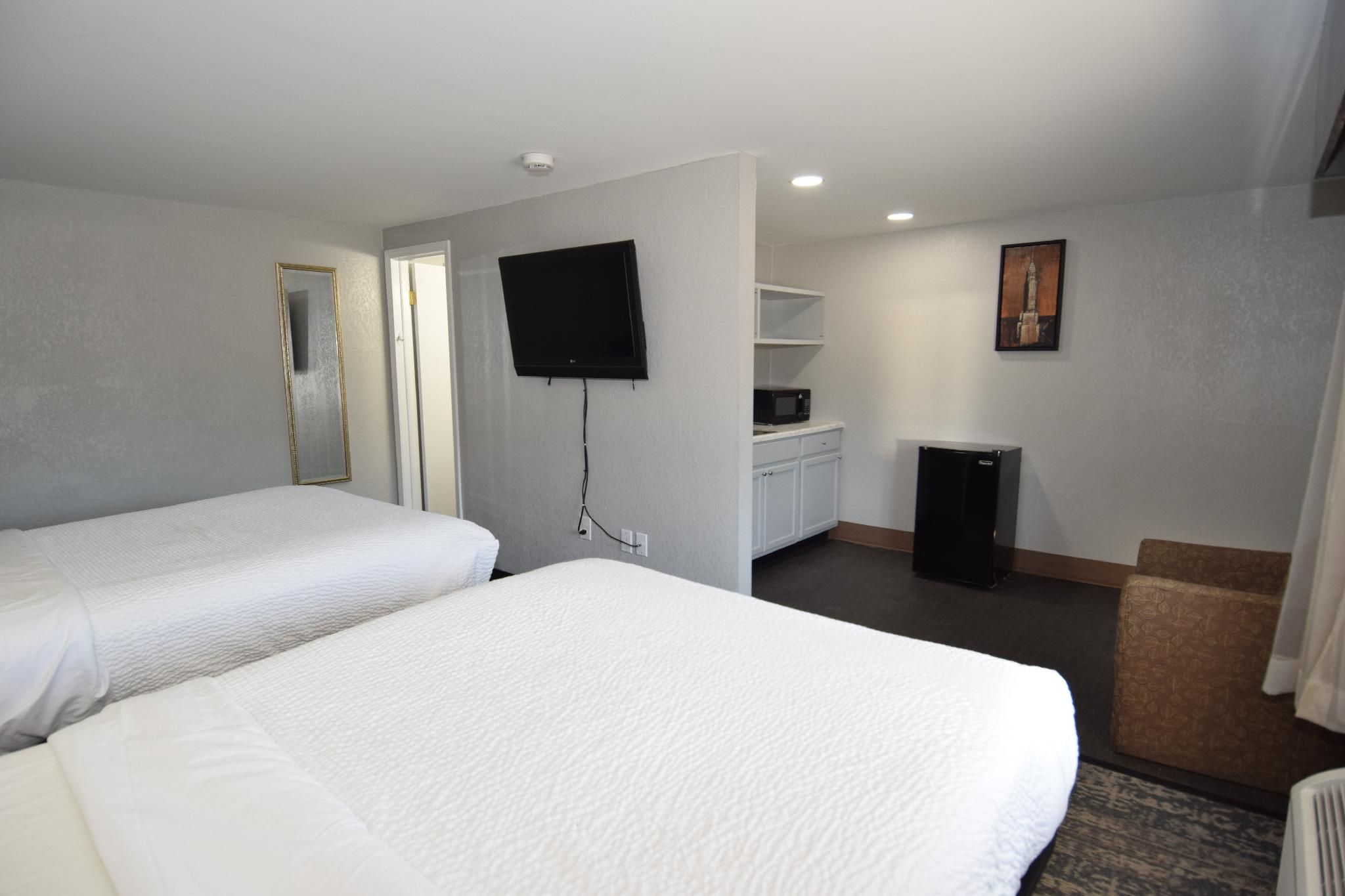 2 Queen Beds, Wetbar