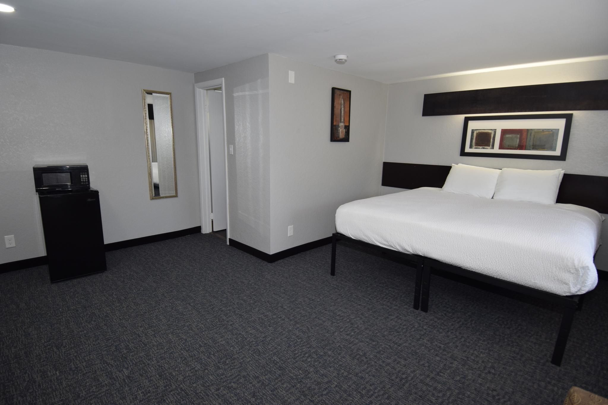 1 Queen Bed, Wetbar