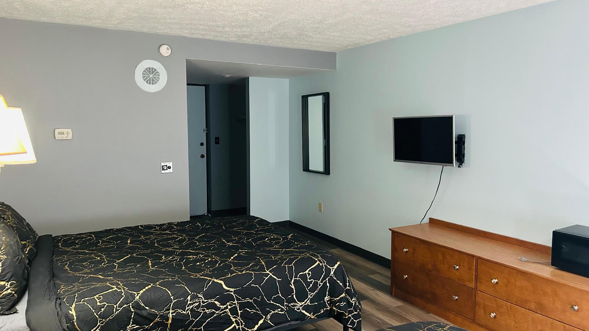 Capital O Swan Inn Comstock Park 2 Queen Beds Accessible with Kitchenette 2