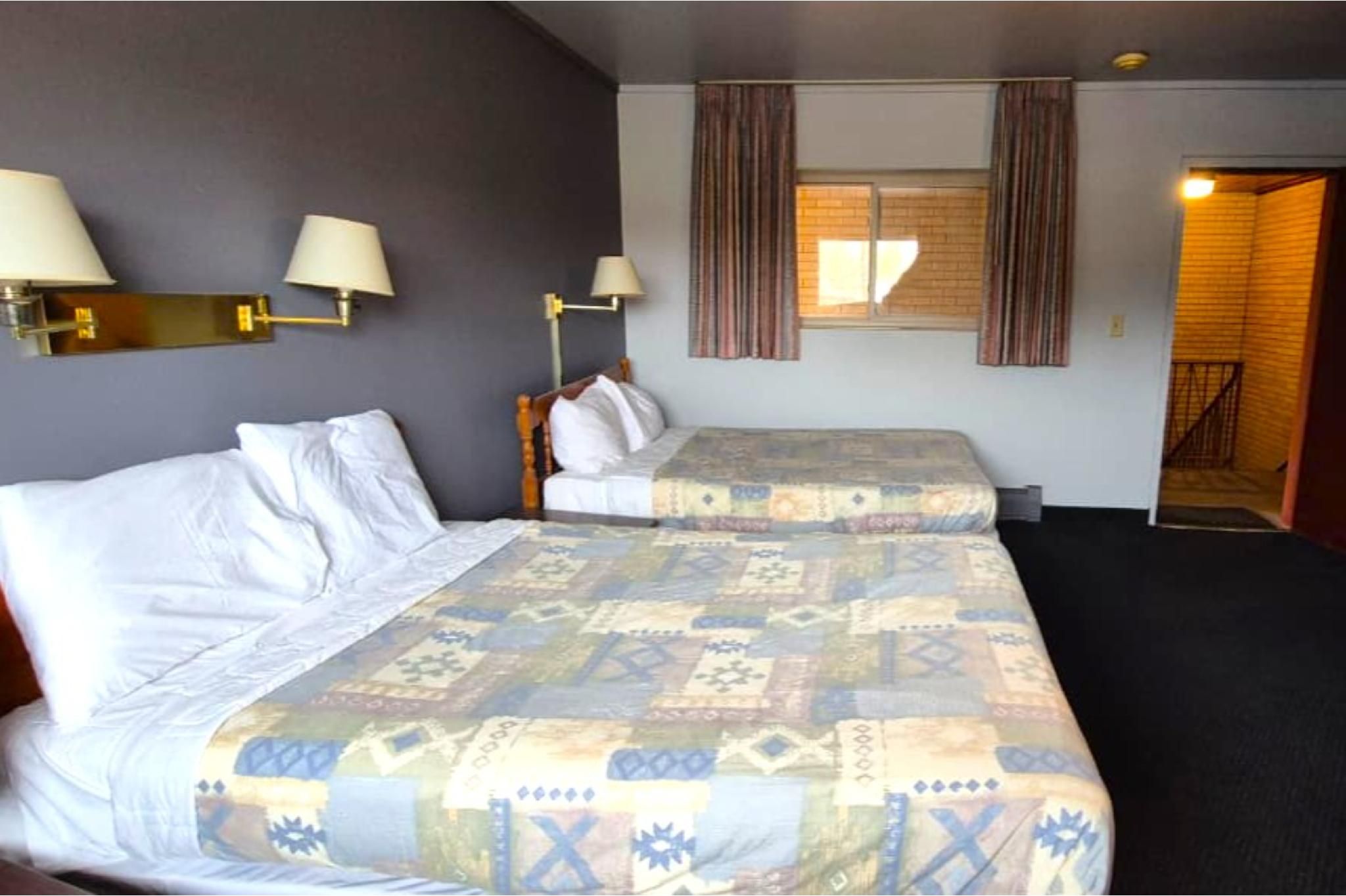 Capital O Swan Inn Comstock Park 2 Queen Beds Non-Smoking 2