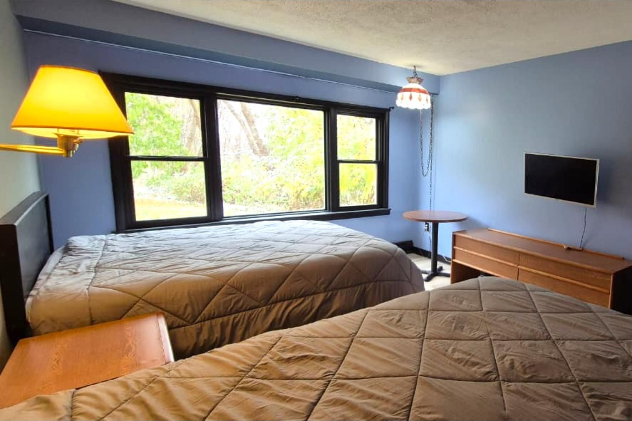 Capital O Swan Inn Comstock Park 2 Queen Beds Non-Smoking 3