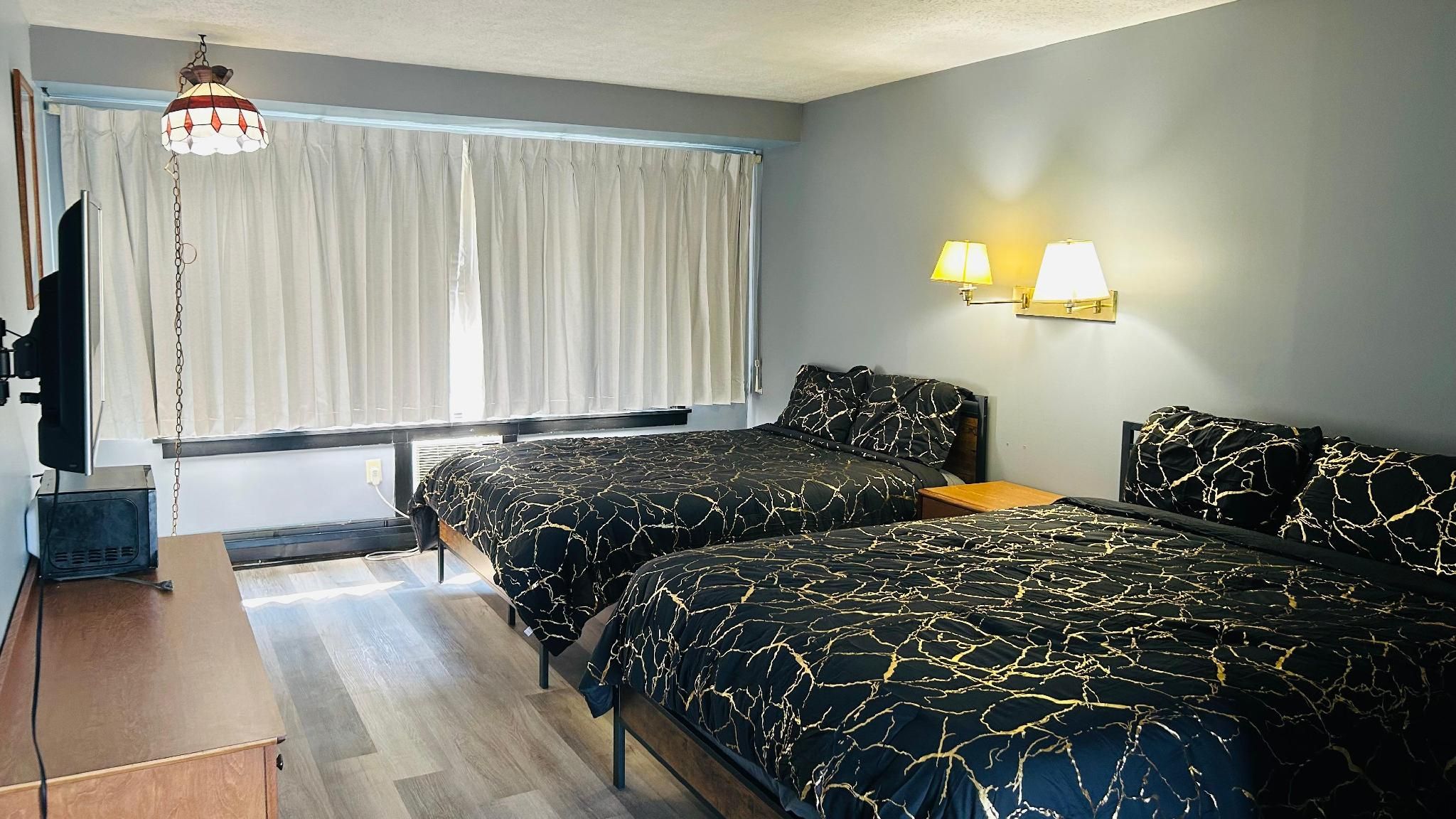 Capital O Swan Inn Comstock Park 2 Queen Beds Accessible with Kitchenette