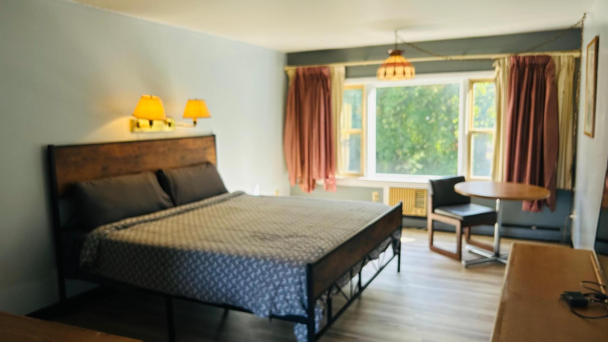 King Bed with Kitchenette Non-Smoking