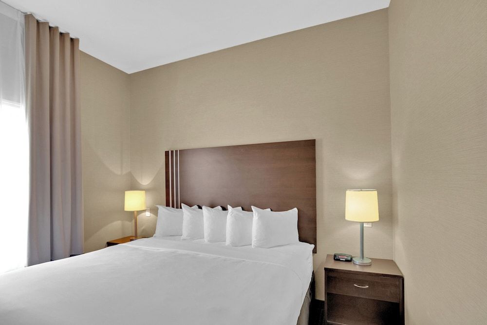 Duvernay Inn & Suites Family Suite 2