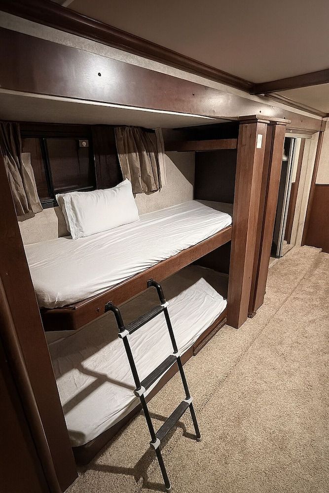 Prairie Junction Cabins Stettler Deluxe Cabin 2