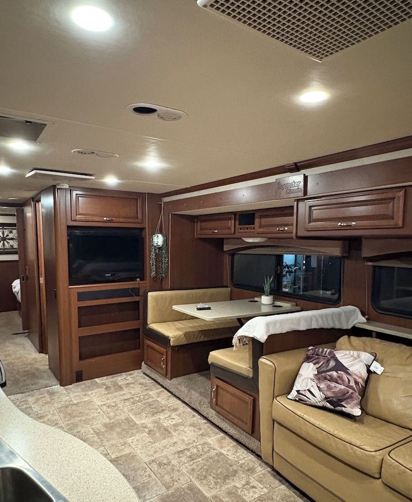 Prairie Junction Cabins Stettler Deluxe Cabin 4