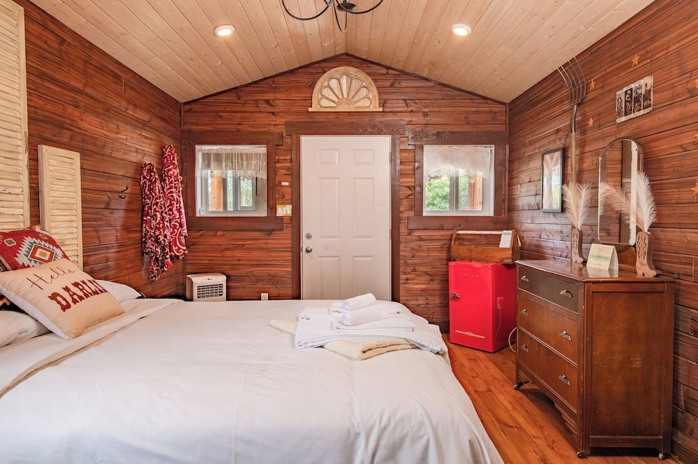 Prairie Junction Cabins Stettler Family Cabin