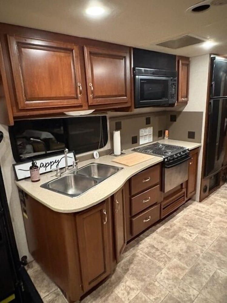 Prairie Junction Cabins Stettler Deluxe Cabin 3