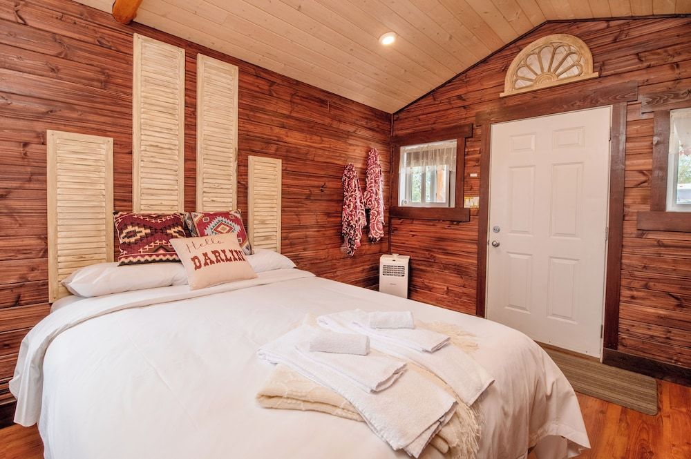 Prairie Junction Cabins Stettler Family Cabin 5