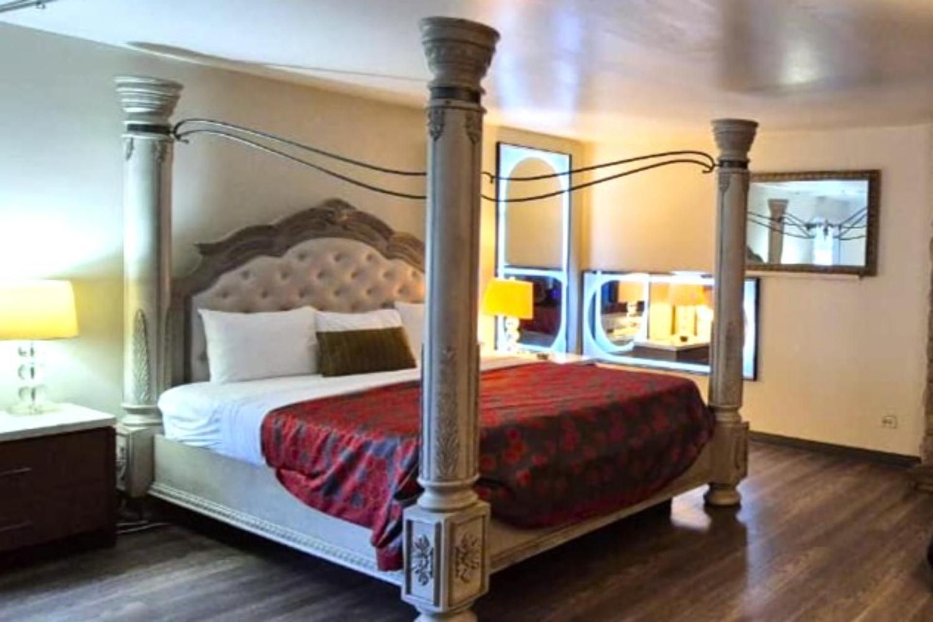 Jacuzzi Suite King Room