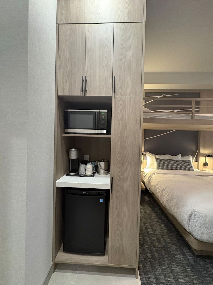 La Quinta Inn & Suites By Wyndham Kelowna Bc Family Room, 2 Queen Beds, Non Smoking (Bunkbed)