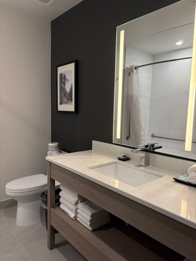 La Quinta Inn & Suites By Wyndham Kelowna Bc Family Room, 2 Queen Beds, Non Smoking (Bunkbed) 3