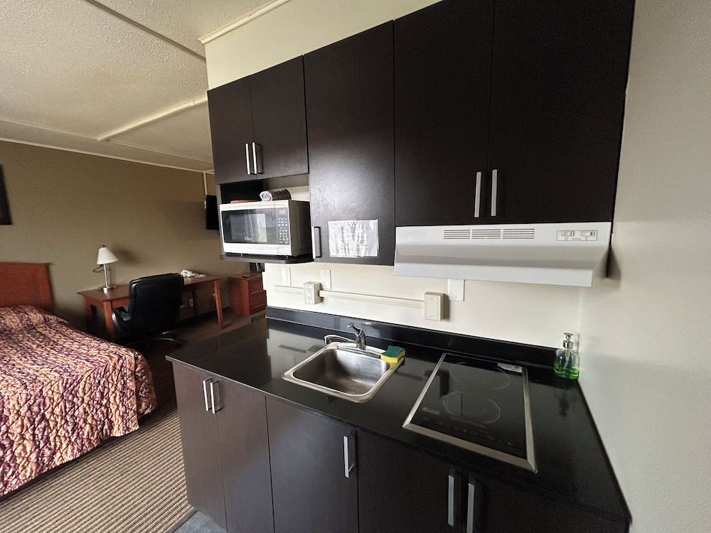 Northern Lights Inn & Suites Deluxe Double Room 5