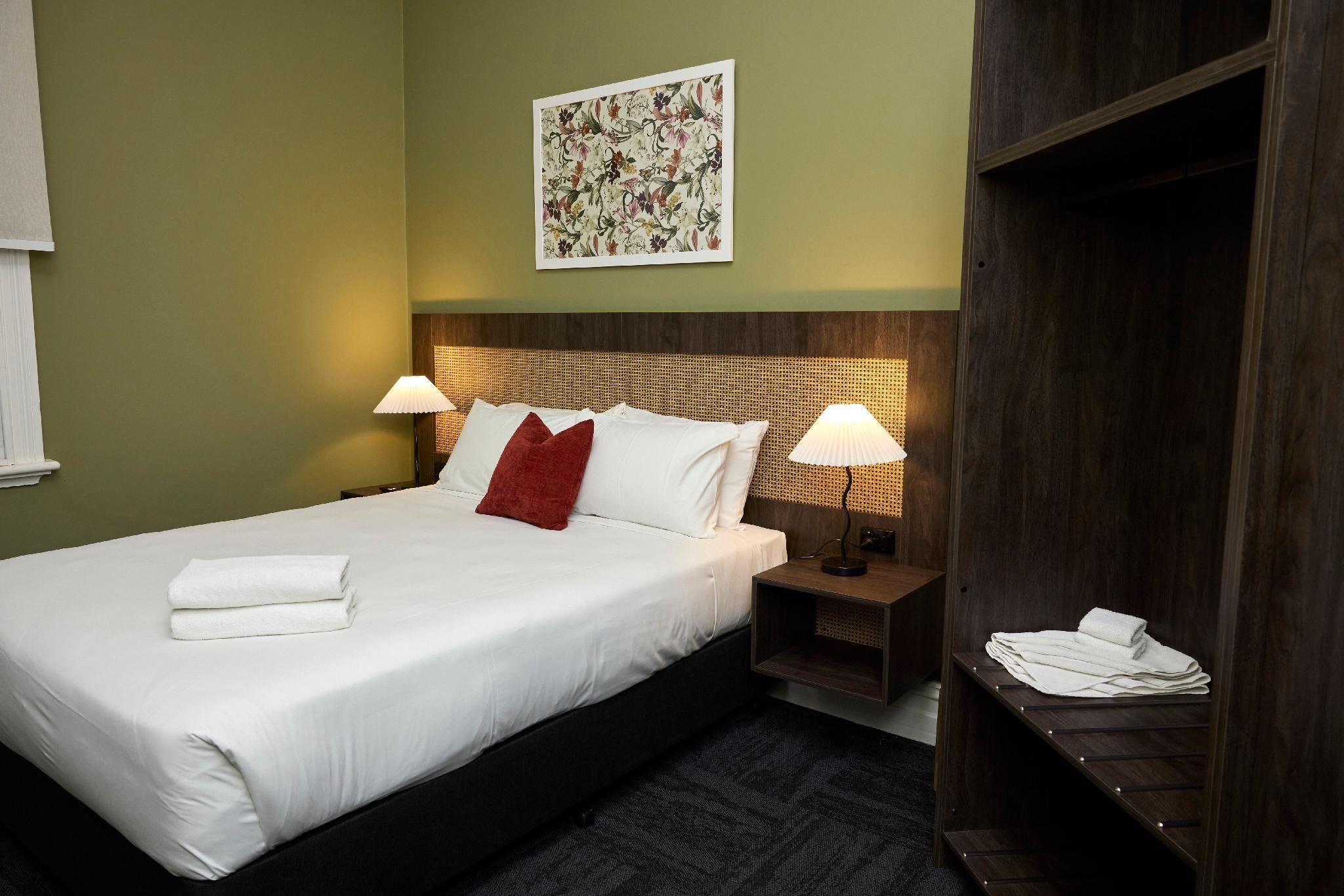 Queen Bed Room - 1 Bed, No shower, No Bathtub