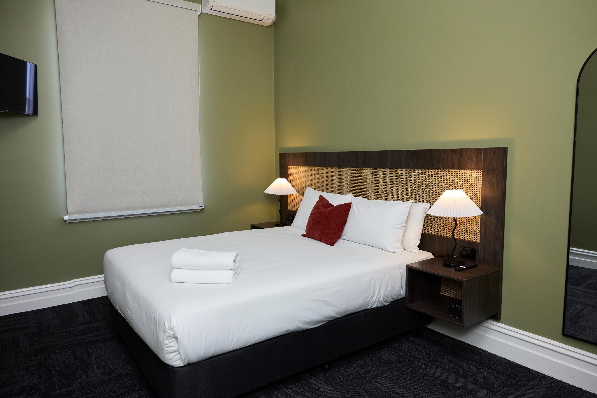 Queen Bed Room - 1 Bed, No shower, No Bathtub