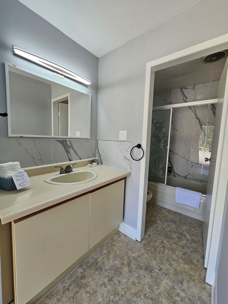 Arrowhead Inn by Baaman's Superior Single Room, 1 Queen Bed 22