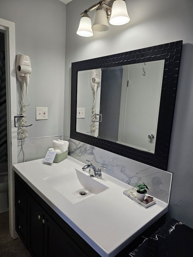 Arrowhead Inn by Baaman's Superior Single Room, 1 Queen Bed 21