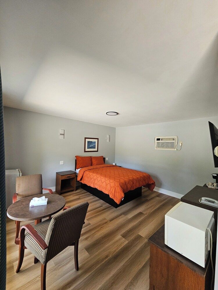 Arrowhead Inn by Baaman's Superior Single Room, 1 Queen Bed 12