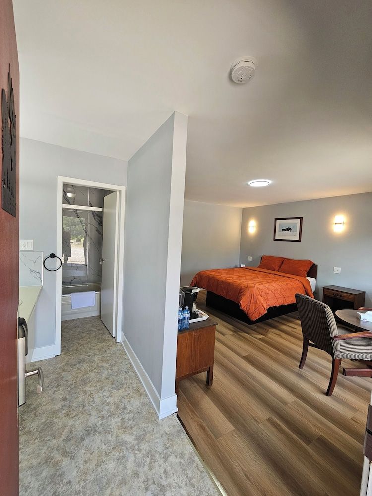 Arrowhead Inn by Baaman's Superior Single Room, 1 Queen Bed 14