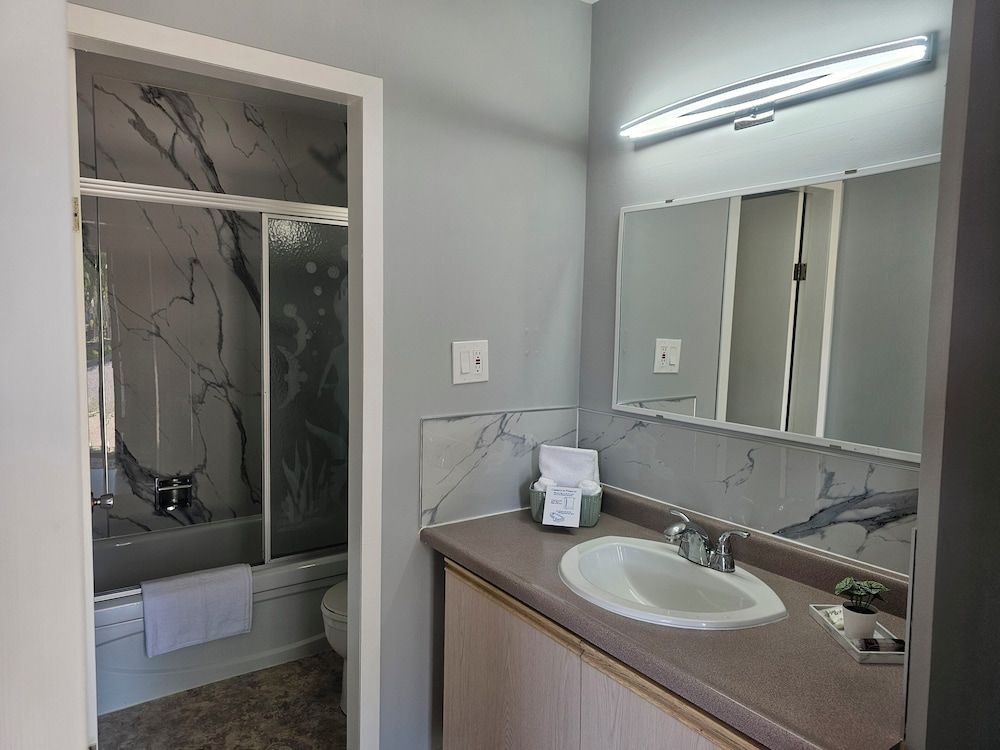 Arrowhead Inn by Baaman's Superior Single Room, 1 Queen Bed 18