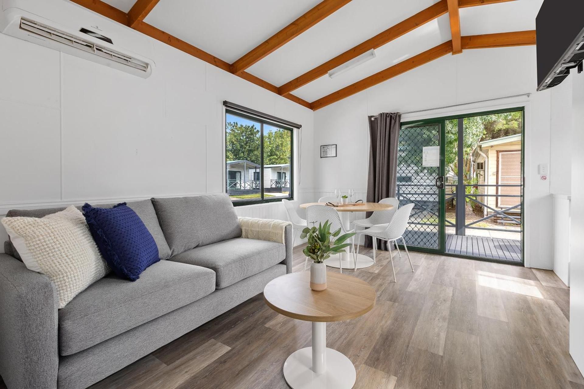 Deluxe Cabin 2BR - Sleeps 6