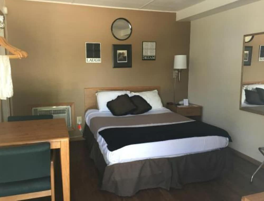 Victorian Motel & RV Park by Capital O Room, 1 Queen Bed, Non Smoking 2