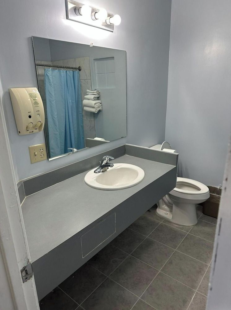 Victorian Motel & RV Park by Capital O Room, 1 Queen Bed, Non Smoking 4