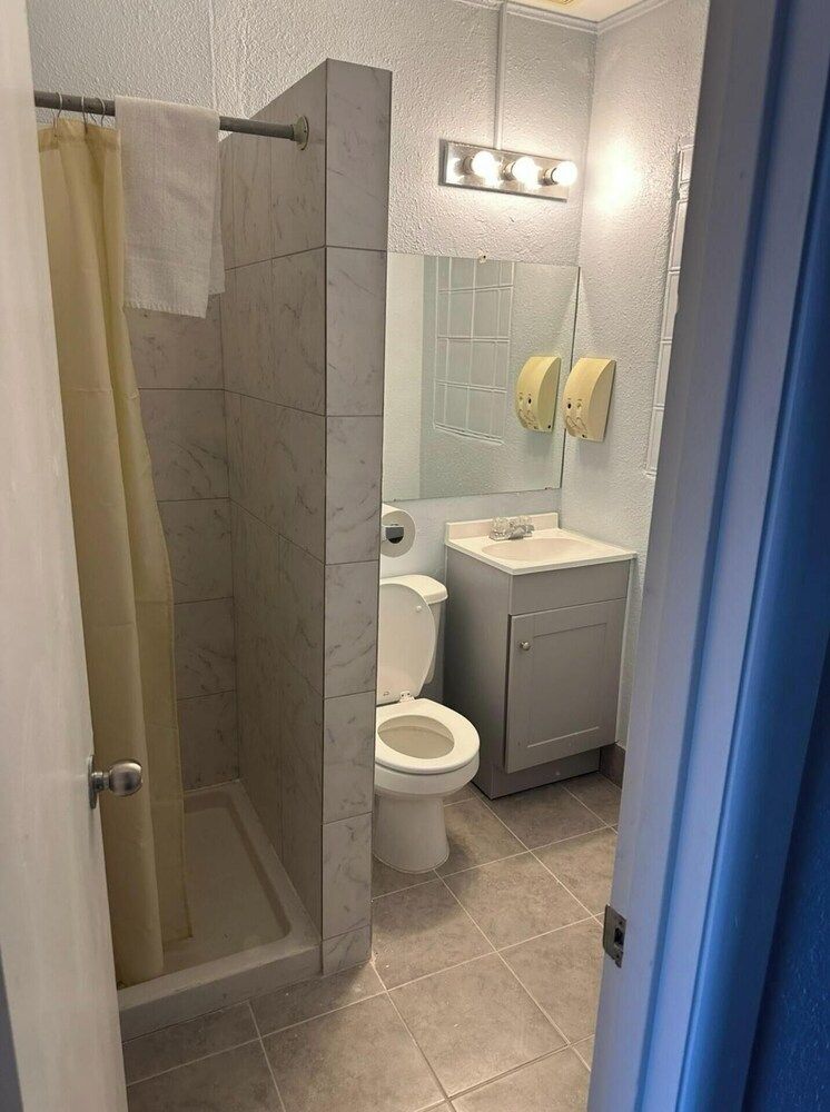 Victorian Motel & RV Park by Capital O Room, 1 Queen Bed, Non Smoking 5