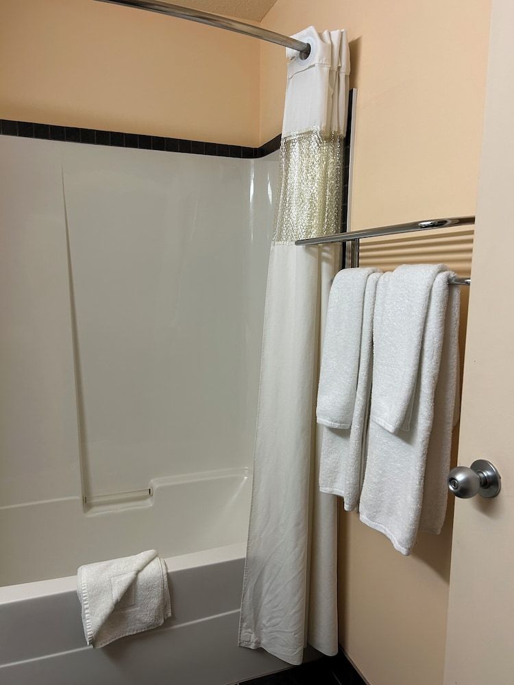 Travelodge by Wyndham Valleyview AB Room, 2 Queen Beds, Non Smoking (Efficiency) 6