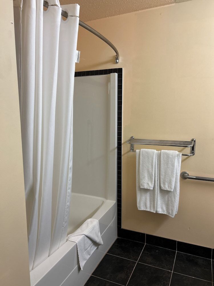 Travelodge by Wyndham Valleyview AB Room, 1 Queen Bed, Mobility Accessible, Non Smoking (Mobility, Bathtub W/grab Bars) 5