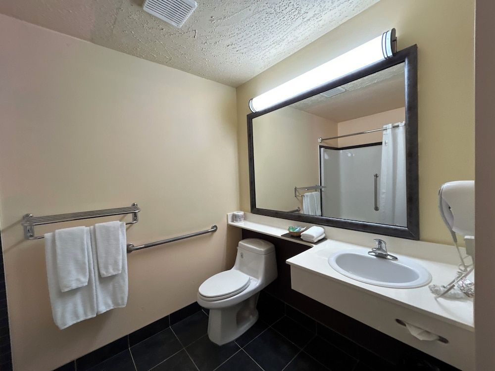Travelodge by Wyndham Valleyview AB Room, 1 Queen Bed, Mobility Accessible, Non Smoking (Mobility, Bathtub W/grab Bars) 7