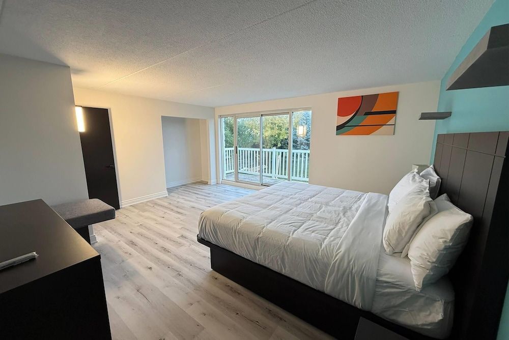 Howard Johnson By Wyndham Brampton 1 King Bed, Non-Smoking 2