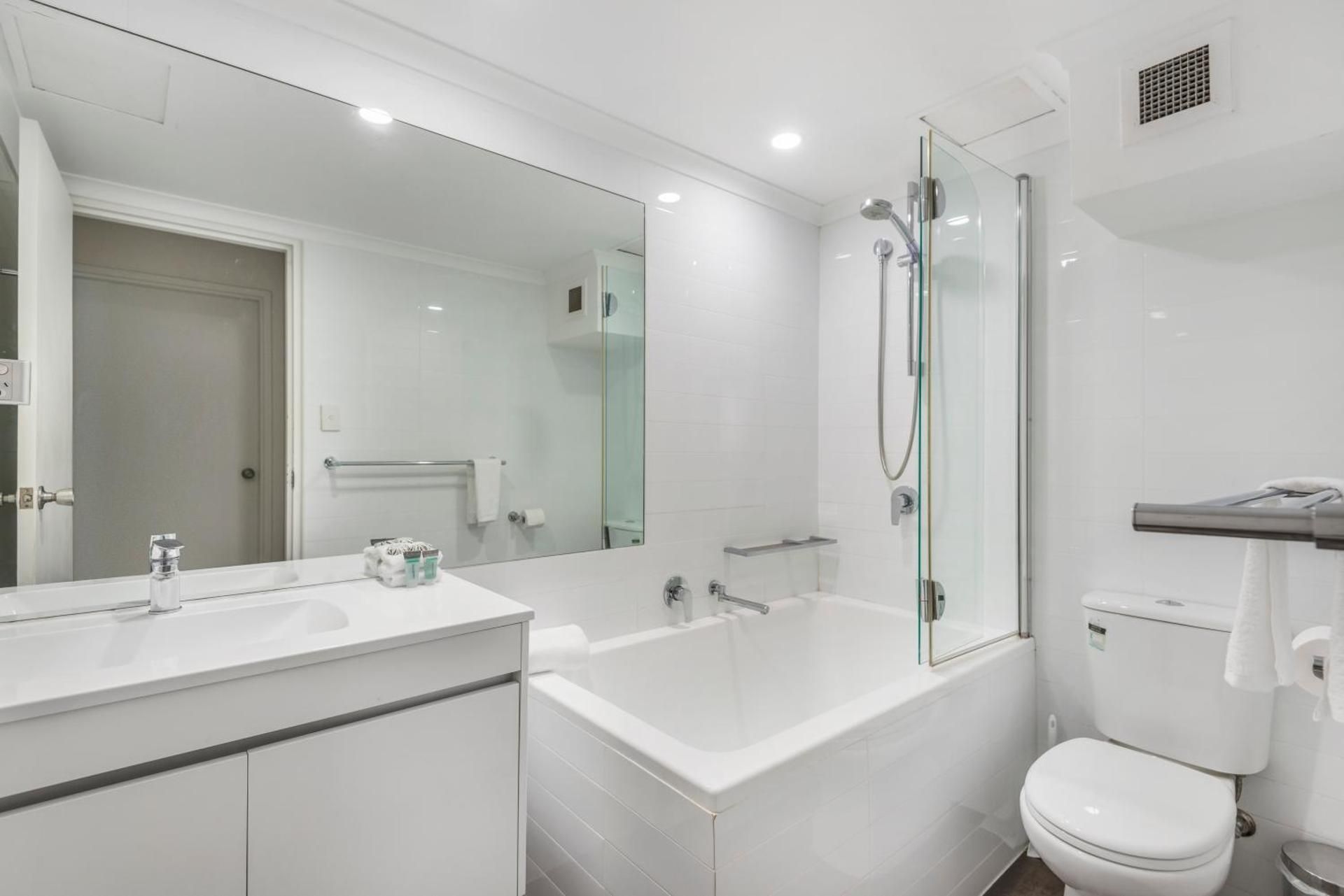 Oasis Apartments and Treetop Houses Two-Bedroom Apartment (Max 5) 3