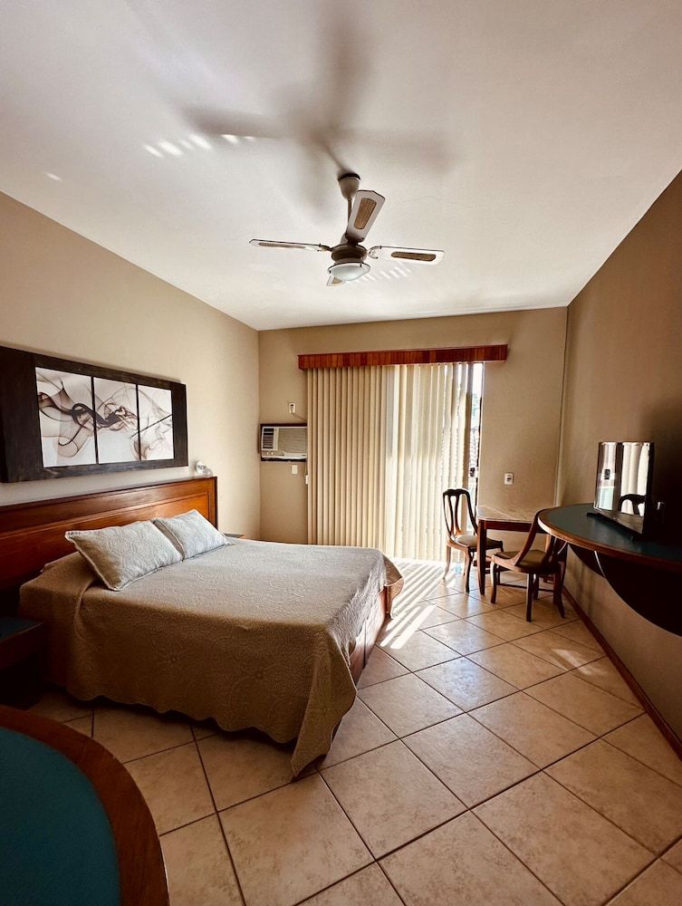 Hotel Dominguez Plaza