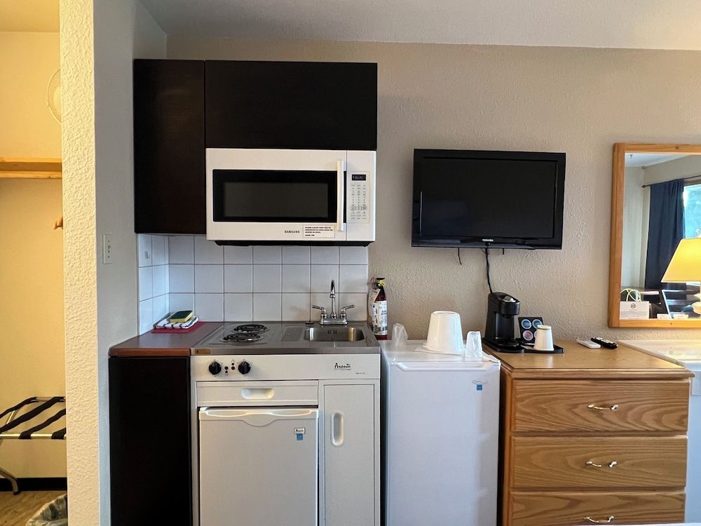 Chalet Inn Kitchenette 2 Queen Beds 5