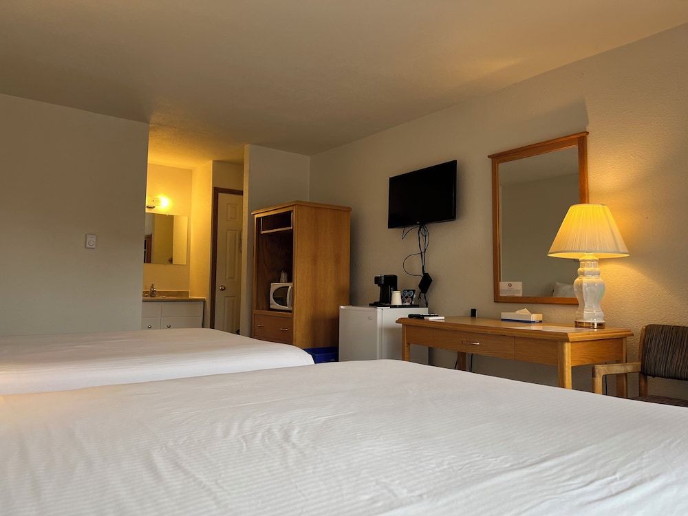 Chalet Inn Standard Double Queen 3